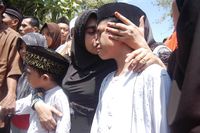  Isak Tangis di Pemakaman Korban Dimas Kanjeng Ismail Hidayah