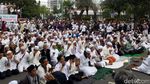 Ini Penampakan Massa FPI Salat di Depan Balai Kota