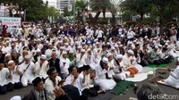Usai salat mereka berdoa bersama. Noval Dhwinuari Antony/detikFoto.