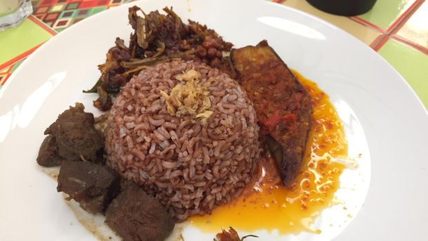 Warung Peranakan: Di Sini Ada Racikan Nasi Rames dengan Semur Daging dan Terung Balado