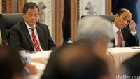 Ignasius Jonan dan Arcandra Tahar mendengarkan penjelasan dari peserta rapat.