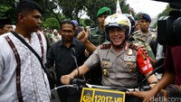 Kapolda Metro Jaya Irjen Pol Mochammad Iriawan dan Pangdam Jaya Mayjen Teddy Lhaksamana datang dengan menggunakan motor trail.