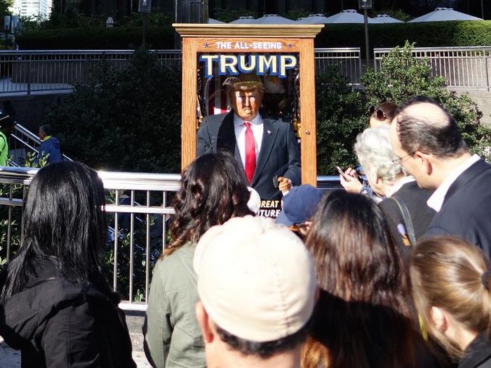 Boneka Peramal Trump Muncul di New York, Sindir Masa Depan AS