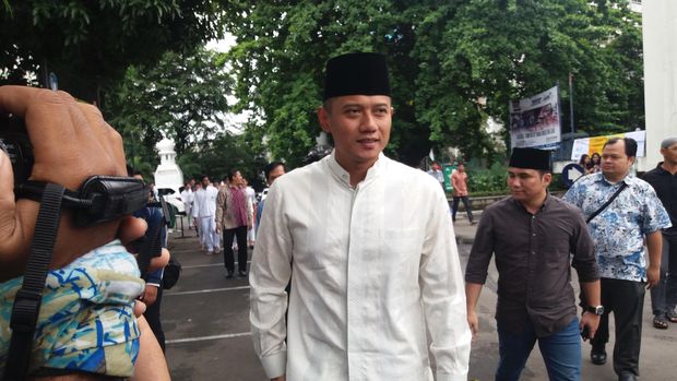 Agus Yudhoyono salat Jumat di Masjid Al-Azhar (Foto: Arief/detikcom)