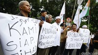 Sebagian massa juga membawa beberapa poster.