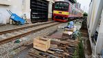 Geliat Warga di Sepanjang Jalur KRL Petamburan