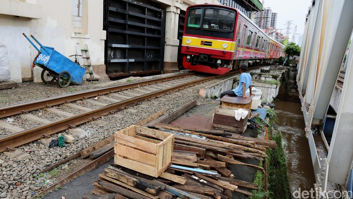 Ada Perbaikan Listrik, KRL Lintas Manggarai-Klender Tak Bisa Dilalui