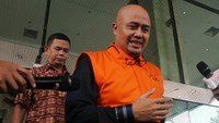  I Putu Sudiartana keluar gedung KPK usai menjalani pemeriksaan.