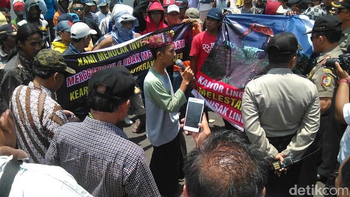 Nelayan Jember Demo Tolak Pembangunan Tambak Udang