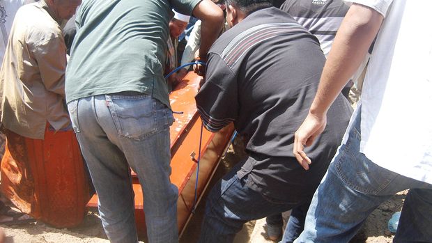  Isak Tangis di Pemakaman Korban Dimas Kanjeng Ismail Hidayah