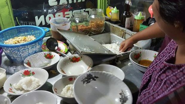 Bubur dengan Paduan Sop Ayam yang Gurih Segar Khas Cirebon