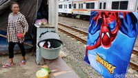 Kesenjangan sosial masih menjadi masalah besar di Jakarta, sebagian warganya masih menempati lahan-lahan kosong dipinggir rel di kawasan Penjernihan, Petamburan, Jakarta Pusat, Jumat (14/010/2016).