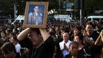 Warga Beri Penghormatan Terakhir untuk Raja Bhumibol