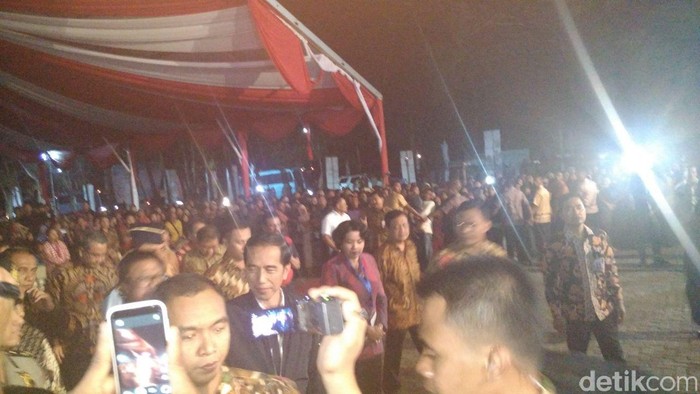 Malam-malam, Presiden Jokowi Blusukan di Pulau Datok, Kalimantan Barat