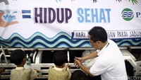 Para siswa diajari hidup sehat dan bersih dengan rutin mencuci tangan.
