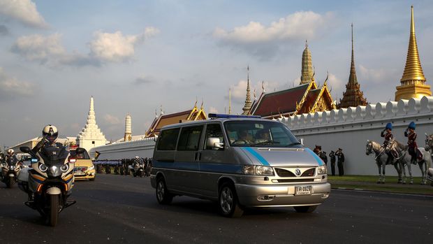 Mobil yang membawa jenazah Raja Bhumibol