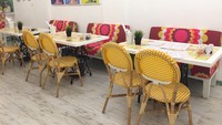 Warung Peranakan baru saja dibuka di Kemang Utara. Nampak interior restoran begitu menarik dengan pernak-pernik berwarna terang khas peranakan.