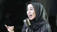 Namun dengan pengalamannya kala tergabung di grup vokal Bukan Bintang Biasa (BBB) ia bisa mengatasi hal tersebut. Pool/Noel/detikFoto.