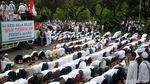 Ini Penampakan Massa FPI Salat di Depan Balai Kota