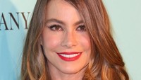 Sentuhan make-up ditambah warna merah menyala pada bibir mempertegas kesan seksi dari wanita yang berprofesi sebagai model tersebut.  Frederick M. Brown/Getty Images/detikFoto.