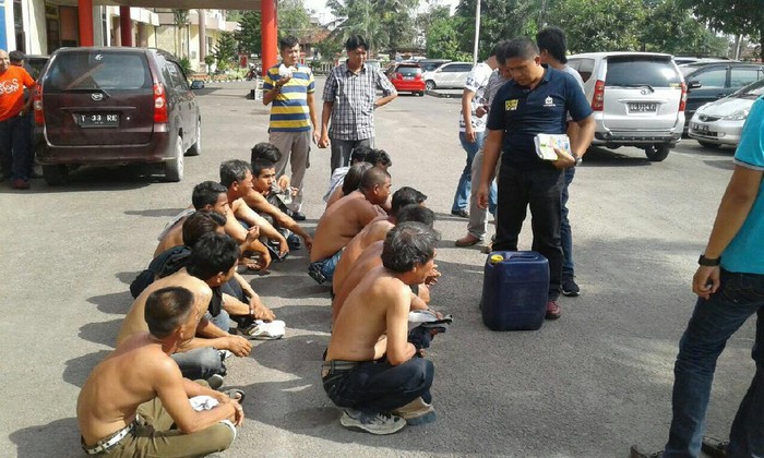 Para Pemalak Angkot di Palembang Ditangkap dan Disuruh Nyanyi Padamu Negeri