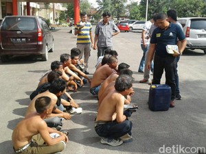 Para Pemalak Angkot di Palembang Ditangkap dan Disuruh Nyanyi Padamu Negeri