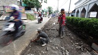 Sejumlah pekerja sedang mengerjakan pengecoran Jalan Buaran Raya, Serpong, Tangsel.