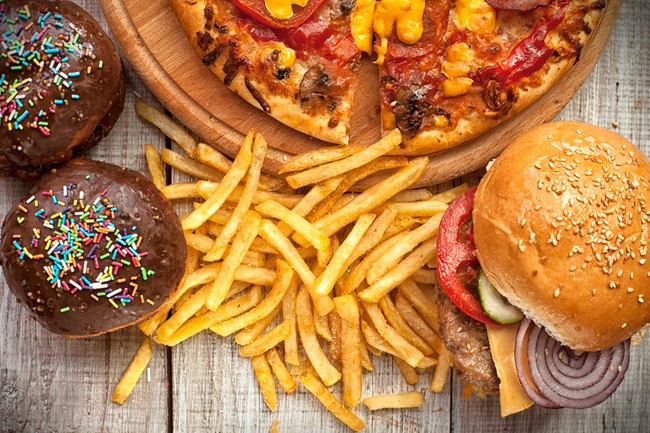 Terlalu Sering Makan Fast Food? Ini 4 Bahaya yang Mengintai Si Kecil