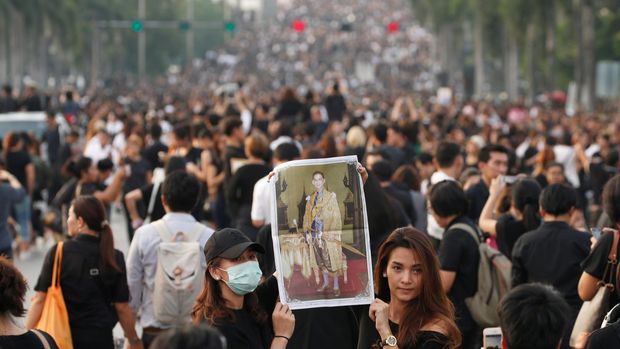 Warga Berlutut di Pinggir Jalan, Beri Penghormatan Terakhir pada Raja Bhumibol