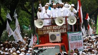 Habib Rizieq berorasi.