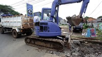 Material batu-batu yang dibongkar dibawa dengan mengunakan truk.