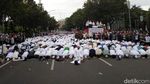 Ini Penampakan Massa FPI Salat di Depan Balai Kota