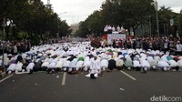 Seluruh ruas jalan di depan Balai Kota dipenuhi massa untuk salat berjamaah. Noval Dhwinuari Antony/detikFoto.