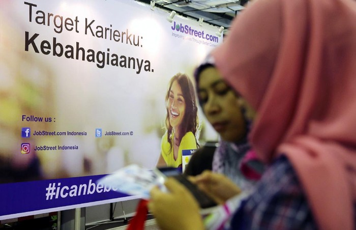 Para pencari kerja yang didominasi fresh graduate memadati Indonesia Career Expo (ICE) di Balai Kartini, Jakarta, Jumat (14/10). Bursa kerja yang berlangsung sampai Sabtu (15/10) diikuti 150 perusahaan dari berbagai sektor industri.