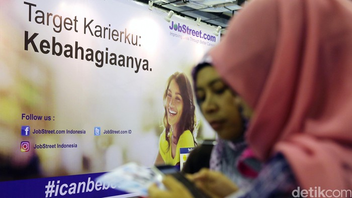 Para pencari kerja yang didominasi fresh graduate memadati Indonesia Career Expo (ICE) di Balai Kartini, Jakarta, Jumat (14/10). Bursa kerja yang berlangsung sampai Sabtu (15/10) diikuti 150 perusahaan dari berbagai sektor industri.