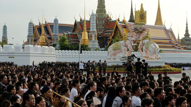 Warga Berlutut di Pinggir Jalan, Beri Penghormatan Terakhir pada Raja Bhumibol
