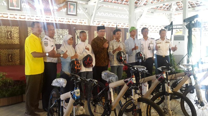 Kawula Muda di Bandung Ini Tiap Hari Bersepeda ke Sekolah