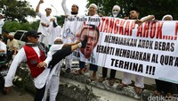 Ciat! Salah seorang massa menendang wajah Ahok di spanduk.
