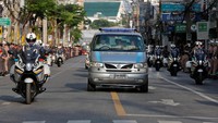 Ambulans yang membawa jenazah almarhum bergerak dari Rumah Sakit Siriraj. EUTERS/Chaiwat Subprasom.
