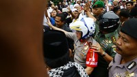 Kapolda Metro Jaya Irjen Pol Mochammad Iriawan dan Pangdam Jaya Mayjen Teddy Lhaksamana datang dengan dikawal beberapa polisi.