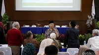 Cendekiawan muslim Azyumardi Azra berbincang dengan para peserta sebelum ‘Konferensi Internasional Agama dan Kebudayaan’ dimulai.