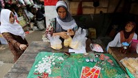 Walau padat dan terkesan kumuh geliat ekonomi warga tetap berjalan normal.