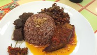 Di sini tersedia ragam nasi dengan lauk pelengkap. Kami sempat mencoba nasi merah dengan semur daging, teri kacang, dan terung balado. Mantap mengenyangkan!