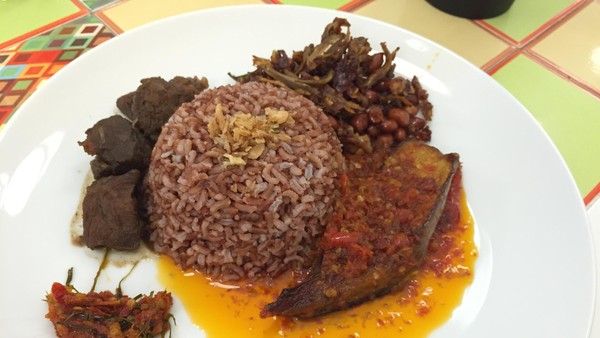 Sedapnya Racikan Nasi Rames dengan Semur Daging dan Terung Balado di Sini