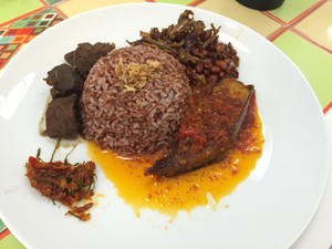Warung Peranakan: Di Sini Ada Racikan Nasi Rames dengan Semur Daging dan Terung Balado
