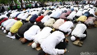Massa salat dengan tertib. Shaf lurus dan begitu rapi. Hasan Alhabshy/detikFoto.