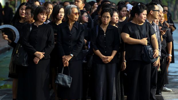 Serba Hitam, Warga Thailand Antre Hadiri Ritual Persemayaman Raja Bhumibol