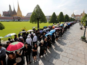 Serba Hitam, Warga Thailand Antre Hadiri Ritual Persemayaman Raja Bhumibol