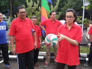 Olahraga Pagi, Sri Mulyani Main Voli Bareng Pejabat Kemenkeu