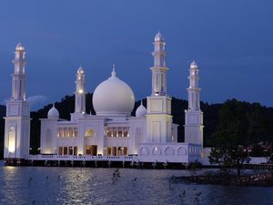 Mirip dengan Masjid Apung di Jeddah, Ini Masjid Oesman Al Khair di Kalbar!